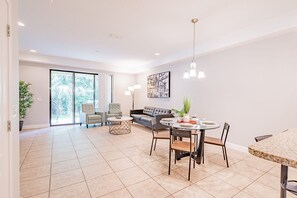 Dining - 3BD Townhouse | Themed | 10 min to Disney l Gated Community (Davenport)