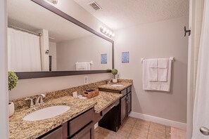 Combined shower/bathtub, hair dryer, towels, soap - 3BD Townhouse | Themed | 10 min to Disney l Gated Community (Davenport)