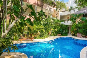 Outdoor pool, sun loungers - MARAVILLOSO DEPARTAMENTO en Aldea Zama (Tulum)