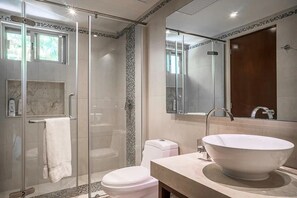 Exclusive Apartment | Bathroom | Shower, rainfall showerhead, hair dryer, towels - MARAVILLOSO DEPARTAMENTO en Aldea Zama (Tulum)