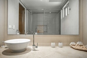 Exclusive Apartment | Bathroom | Shower, rainfall showerhead, hair dryer, towels - MARAVILLOSO DEPARTAMENTO en Aldea Zama (Tulum)