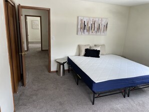 2 quartos, ferros/tábuas de passar roupa, Wi-Fi, roupa de cama