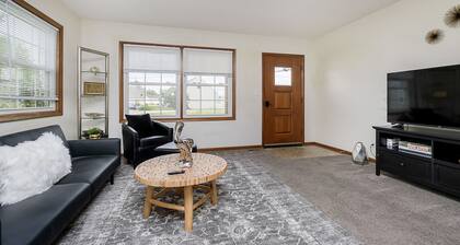 Lovely 2-Bedroom Apartment - Close To It All!
