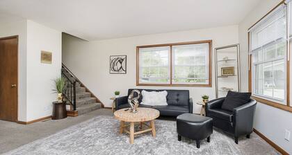 Lovely 2-Bedroom Apartment - Close To It All!