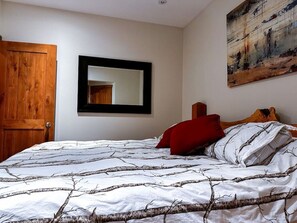 2 bedrooms, desk, free WiFi, bed sheets - Apex Mountain ~ Everything you need to relax (Apex Mountain Resort)