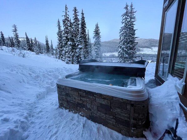 Outdoor spa tub - Apex Mountain ~ Everything you need to relax (Apex Mountain Resort)