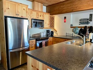 Fridge, microwave, oven, stovetop - Apex Mountain ~ Everything you need to relax (Apex Mountain Resort)