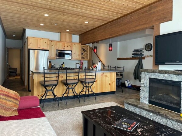 Smart TV, fireplace - Apex Mountain ~ Everything you need to relax (Apex Mountain Resort)