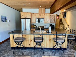 Fridge, microwave, oven, stovetop - Apex Mountain ~ Everything you need to relax (Apex Mountain Resort)