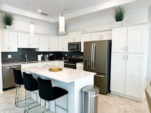 冷蔵庫、電子レンジ、オーブン、コンロ