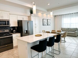 冷蔵庫、電子レンジ、オーブン、コンロ