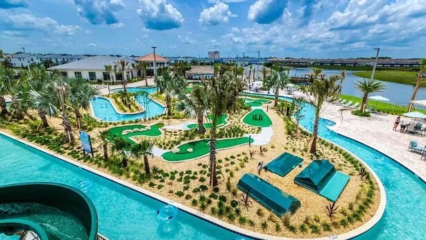 Un complexe hôtelier doté d’une grande piscine, d’un parcours de golf et d’un toboggan aquatique.