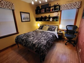 4 bedrooms, free WiFi, bed sheets - Waterview Home - in town, across from the Marina (DeTour VIllage)