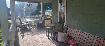 Waterview Home - in town, across from the Marina