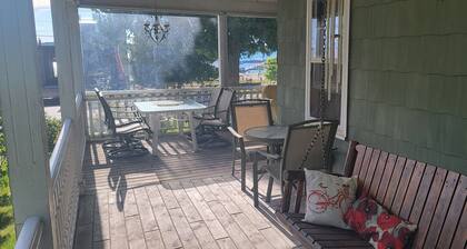 Waterview Home - in town, across from the Marina