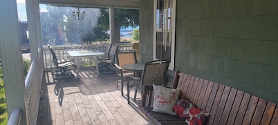 Waterview Home - in town, across from the Marina