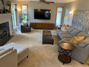 Smart TV, caminetto, biblioteca musicale, stampante