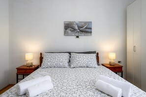 3 chambres, fer et planche à repasser, lits bébé, lit parapluie