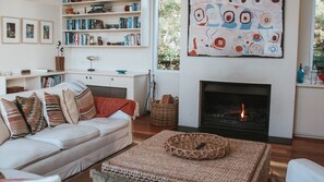 Smart TV, fireplace, books - Argyll Mollymook Absolute Oceanfront (Mollymook Beach)