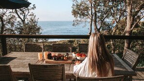 Outdoor dining - Argyll Mollymook Absolute Oceanfront (Mollymook Beach)