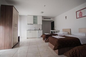 1 bedroom, desk, WiFi, bed sheets