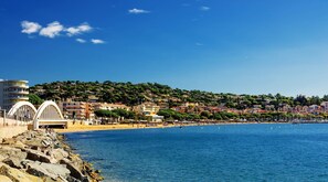 Plage à proximité, chaises longues