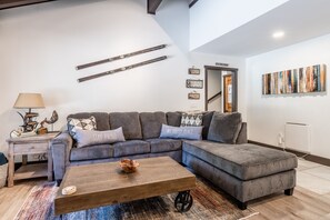 Televisie, een open haard, videospelletjes en een tafeltennistafel