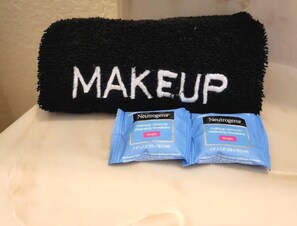 Regadera, toallas, jabón, shampoo 