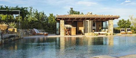 Outdoor pool, a heated pool