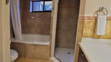 Appartement Royal | Salle de bain | Douche, serviettes fournies