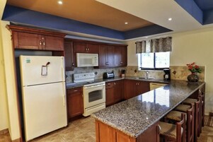 Refrigerador con freezer, cafetera/tetera, tostadora, licuadora