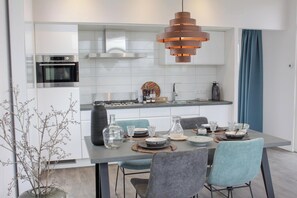 Een vaatwasser, een koffiezetapparaat/waterkoker