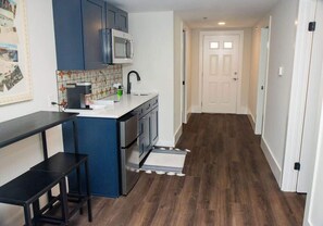 Kühlschrank, Mikrowelle, Wasserkocher mit Kaffee-/Teezubehör