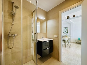 Douche, serviettes fournies