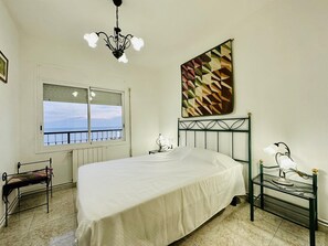 2 bedrooms, internet, bed sheets