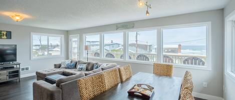 Smart-tv, dvd-afspiller, bordtennisbord, bøger