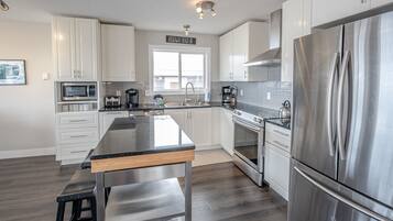 Frigorífic, microones, forn i placa de cuina