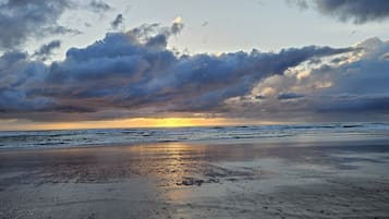 Platja a a prop i tovalloles de platja