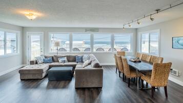 Televisor intel·ligent, reproductor de DVD i taula de tennis de taula