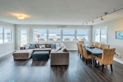 Panoramic Ocean Views! Large groups, pet friendly, game room.