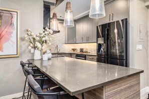 雪櫃、微波爐、焗爐、爐具