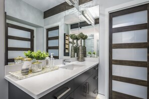 Dusch, hårtork, handdukar och tvål