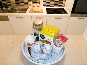 Kühlschrank, Ofen, Esstisch