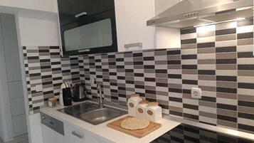 Kjøleskap, ovn og spisebord