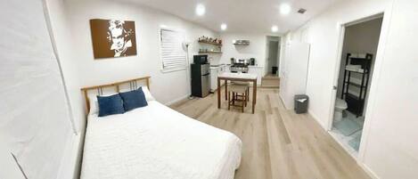 1 室のベッドルーム、アイロン / アイロン台、WiFi (無料)、ベッドシーツ