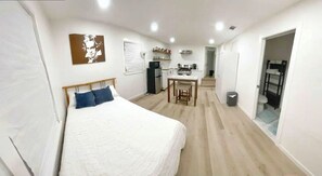 1 slaapkamer, een strijkplank/strijkijzer, gratis wifi, beddengoed