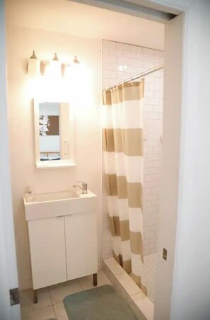 Dusche, Handtücher, Seife, Toilettenpapier