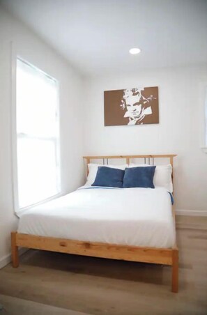 1 slaapkamer, een strijkplank/strijkijzer, gratis wifi, beddengoed