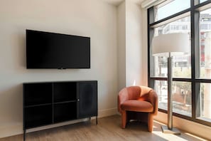 Suite, 1 Queen Bed with Sofa bed | Living room