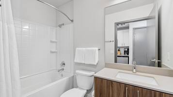 Combined shower/bathtub, free toiletries, hair dryer, towels